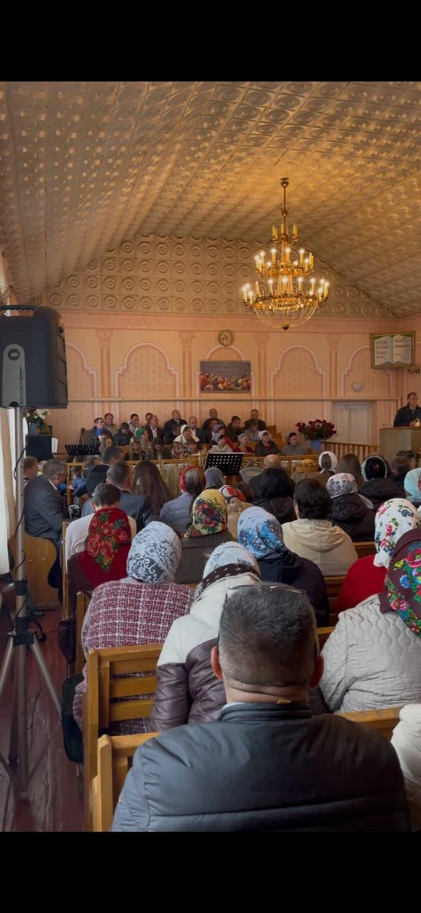 Надане фото залу 2: розташування вікон, колон і розпису