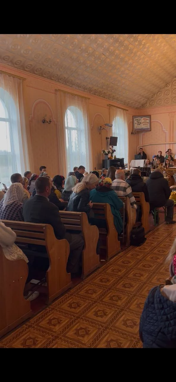 Надане фото залу 4: розташування вікон, колон і розпису